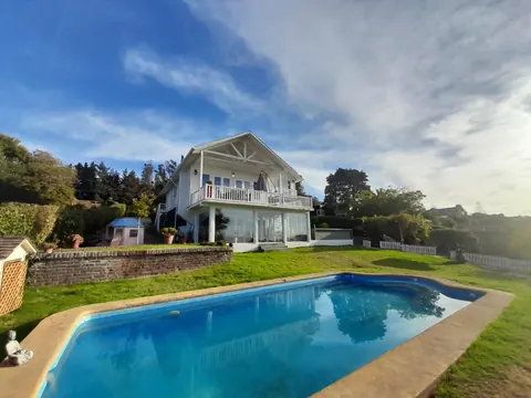 Casa con piscina y sala multiuso en Rocas de Santo Domingo, fotografía principal