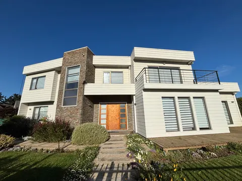 Casa con quincho y jacuzzi en Rocas de Santo Domingo, fotografía principal